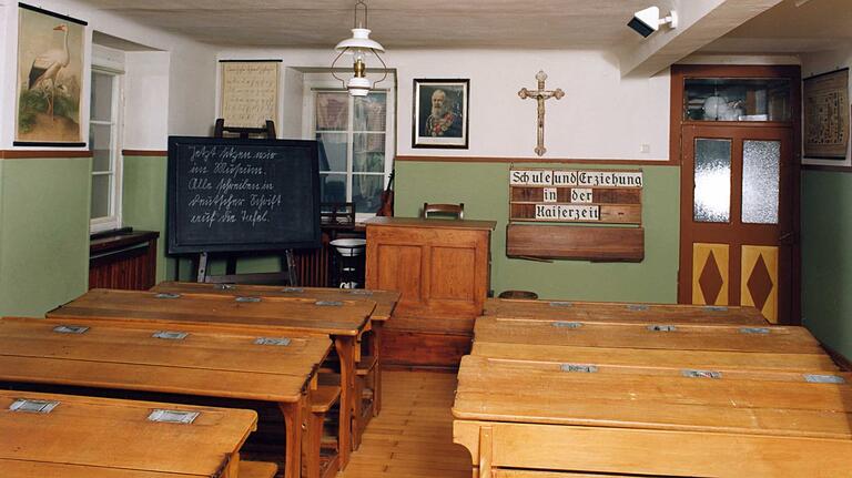 Klassenzimmer um 1910 während der Kaiserzeit, zu sehen im Lohrer Schulmuseum. Klassenzimmer um 1910 während der Kaiserzeit, zu sehen im Lohrer Schulmuseum.