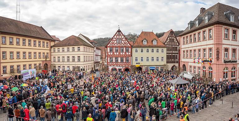 Rund 1200 Personen versammelten sich auf dem Marktplatz. Rund 1200 Personen versammelten sich auf dem Marktplatz.