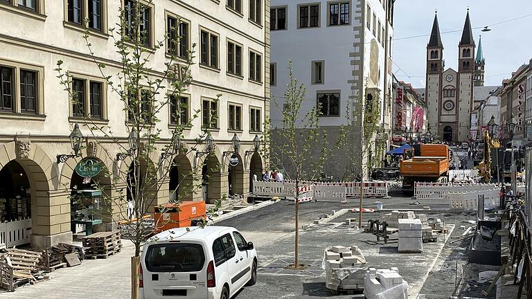 Baustelle im Bereich zwischen dem Aufgang zur Alten Mainbrücke und dem Rathaus in Würzburg: An einem der drei neuen Bäume soll eine 'Vaclav Havel-Bank' aufgestellt werden. Baustelle im Bereich zwischen dem Aufgang zur Alten Mainbrücke und dem Rathaus in Würzburg: An einem der drei neuen Bäume soll eine 'Vaclav Havel-Bank' aufgestellt werden. 