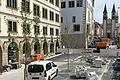 Baustelle im Bereich zwischen dem Aufgang zur Alten Mainbrücke und dem Rathaus in Würzburg: An einem der drei neuen Bäume soll eine 'Vaclav Havel-Bank' aufgestellt werden.&nbsp;