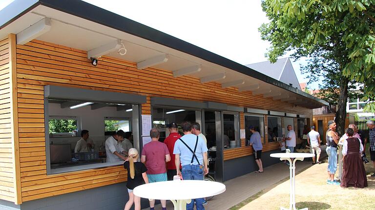 Die Ausgabehalle auf dem Fuchsstädter Festplatz ist fertiggestellt. Das sanierte Gebäude hat sich bereits bewährt.       -  Die Ausgabehalle auf dem Fuchsstädter Festplatz ist fertiggestellt. Das sanierte Gebäude hat sich bereits bewährt.