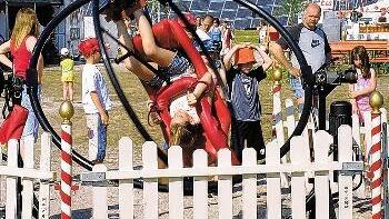 Der Nachmittag beim großen Familienfest       -  Der Nachmittag beim großen Familienfest auf dem Solarpark Erlasee bei Arnstein gehörte mit Karussells,
mehreren Hüpfburgen und einer Wunderwasserwelt ganz klar den Kindern.