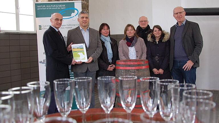 Zur Übergabe des Leader-Förderbescheids an den Brauverein Hofheimer Land gab's noch Sekt. Bei der nächsten Feier im Brauhaus in Rügheim dürften dort dann die Bierkrüge stehen. Im Januar soll die Brauanlage eingebaut werden. Im Bild von links Landrat Wilhelm Schneider, Brauverein-Vorsitzender Rainer Huth, Susanne Wolfrum-Horn (Regionalmanagement), Karin Gadamer (Geschäftsführerin LAG), Hofheims Bürgermeister Wolfgang Borst, Veronika Jägler (Regionalmanagement) und Wolfgang Fuchs (Leader-Koordinator).