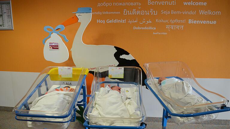 Von 'Bienvenido' bis zu 'bud'te vitan': Auch wenn der Chefarzt und sein Stellvertreter im Sommer in den Ruhestand gehen, sollen Schwangere und ihre Babys in den Haßberg-Kliniken willkommen sein, erklärt der Vorstand. Von 'Bienvenido' bis zu 'bud'te vitan': Auch wenn der Chefarzt und sein Stellvertreter im Sommer in den Ruhestand gehen, sollen Schwangere und ihre Babys in den Haßberg-Kliniken willkommen sein, erklärt der Vorstand.