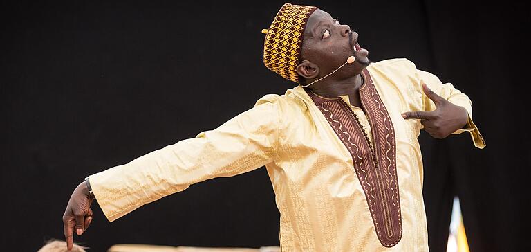 Ibrahima Ndiaye&nbsp; erzählt die Geschichten aus seiner senegalesischen Heimat stets mit vollem Körpereinsatz.&nbsp;