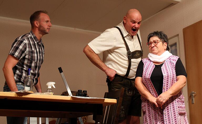 Selbst im Beisein von Freund Oswald (Daniel Stapf) brüllt Emil Fetzer (Udo Diemer) seine Angetraute Betty (Thea Triftshäuser) an. Selbst im Beisein von Freund Oswald (Daniel Stapf) brüllt Emil Fetzer (Udo Diemer) seine Angetraute Betty (Thea Triftshäuser) an.