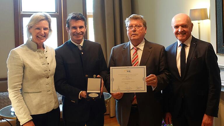 Mit der Europa-Medaille der Fraktion der Europäischen Volkspartei (EVP) des Europäischen Parlamentes wurde Altbürgermeister Adolf Bauer (Zweiter von rechts) ausgezeichnet. Die Medaille überreichten (von links) die EVP-Europaabgeordnete Angelika Niebler und&nbsp; Europaminister Eric Beiswenger. Es gratulierte Thomas Habermann, Landrat von Rhön-Grabfeld und Mitglied des Europäischen Ausschusses der Regionen.