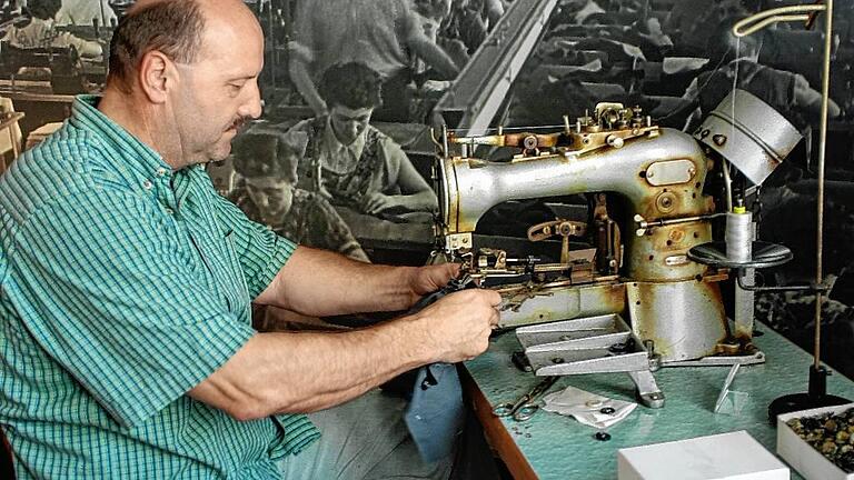 Fraba Museum       -  Hunderte von Nähmaschinen surrten einst in Frammersbach. Daran erinnert unter anderem die Knopfmaschine im Schneider- und Fuhrmannmuseum, an der Armin Burger sitzt.