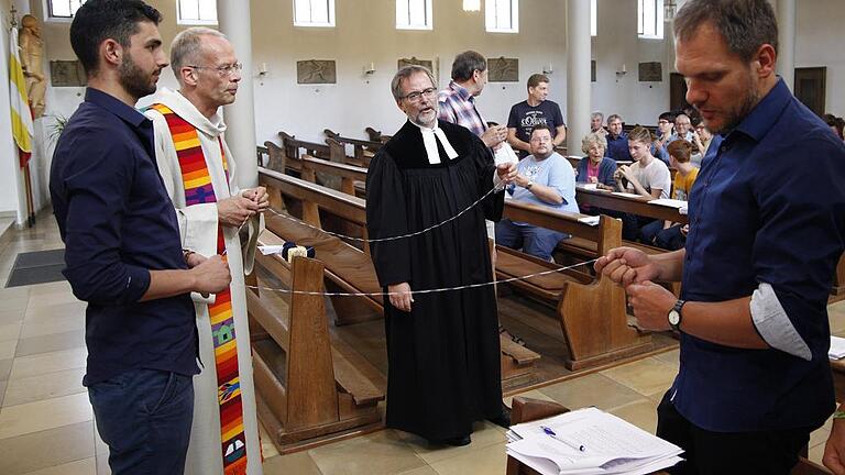 Eine Andacht zu &bdquo;Mitmenschlichkeit und Toleranz&ldquo; unterstützte der Verein &bdquo;Schweinfurt ist bunt&ldquo; in der Poppenhäuser Kirche. Gehalten wurde sie vor gut 120 Teilnehmern konfessionsübergreifend von (v.l.) Khaled Al Samadi aus Poppenhausen, dem Würzburger Hochschulpfarrer Burkhard Hose und dem evangelischen Citypfarrer Heiko Kuschel (Schweinfurt).