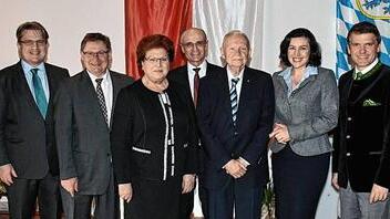 Zum 90. Geburtstag von Albert Meyer kam, was Rang und Namen hat. Unser Bild zeigt (von links) Bundesminister a. D. Michael Glos, Bayerns Justizminister Winfried Bausback, Staatssekretär Gerhard Eck, Landtagspräsidentin Barbara Stamm, Landrat Wilhelm Schneider, Albert Meyer, Staatssekretärin MdB Dorothee Bär, MdL Steffen Vogel und Bürgermeister Günther Werner. Zum 90. Geburtstag von Albert Meyer kam, was Rang und Namen hat. Unser Bild zeigt (von links) Bundesminister a. D. Michael Glos, Bayerns Justizminister Winfried Bausback, Staatssekretär Gerhard Eck, Landtagspräsidentin Barbara Stamm, Landrat Wilhelm Schneider, Albert Meyer, Staatssekretärin MdB Dorothee Bär, MdL Steffen Vogel und Bürgermeister Günther Werner.