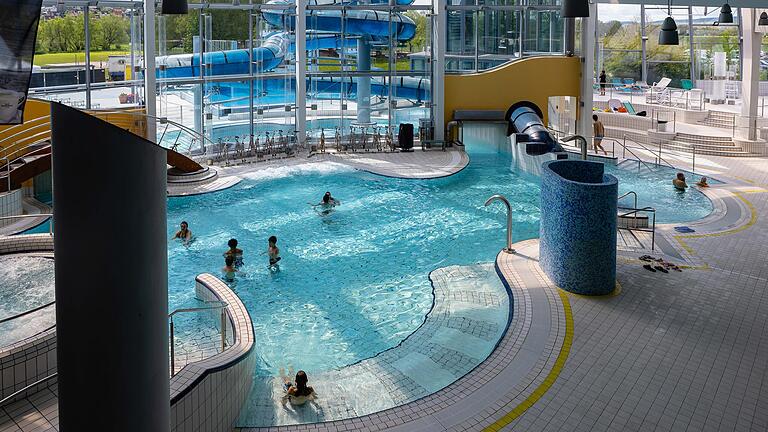 Geschwungene Formen prägen das Fun-Bad des Triamare in Bad Neustadt (Lkr. Rhön-Grabfeld). Aber auch Sportbecken und Kleinkinder-Bereiche gehören zum Angebot. Geschwungene Formen prägen das Fun-Bad des Triamare in Bad Neustadt (Lkr. Rhön-Grabfeld). Aber auch Sportbecken und Kleinkinder-Bereiche gehören zum Angebot.