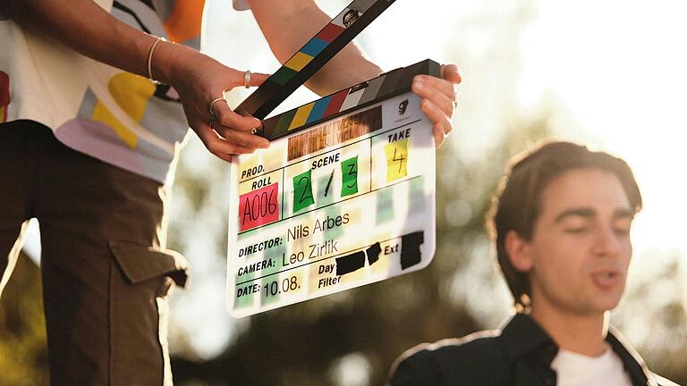 Die Klappe bleibt der Klassiker: Auch beim Filmdreh in Wülfershausen kam das wichtige Film-Utensil zum Einsatz. Die Klappe bleibt der Klassiker: Auch beim Filmdreh in Wülfershausen kam das wichtige Film-Utensil zum Einsatz.