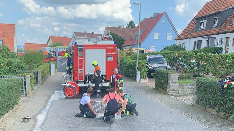 Ein verkohlter Schweinebraten löste am Sonntagmittag einen größeren Feuerwehreinsatz in der Gerolzhöfer Sudetenstraße aus. Das Bild entstand bei den Abbau- und Aufräumarbeiten der Feuerwehr.