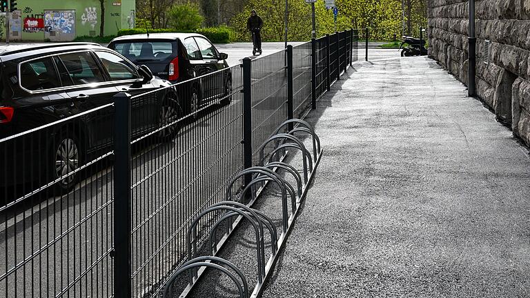 Der umgestaltete Vorgarten in der Würzburger Arndtstraße. Vorher war hier eine Grünfläche mit Hecke.&nbsp;