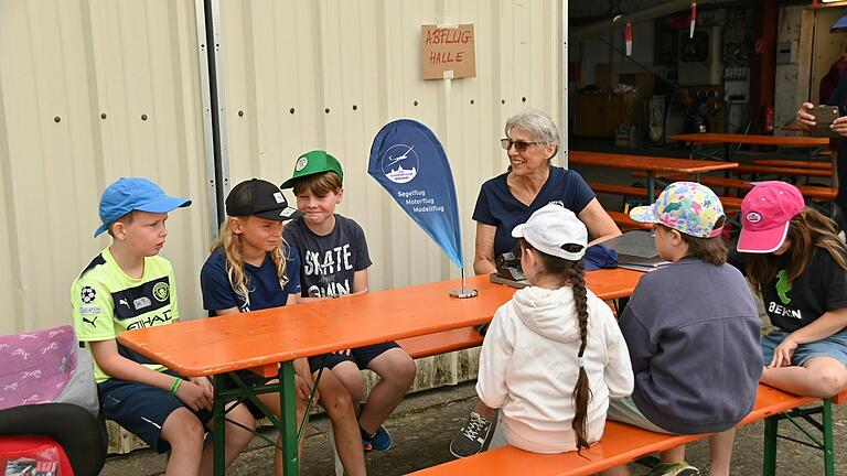 Am Flugplatz angekommen begrüßte Ljubi Bosnjak-Meyer (FSCW) die Teilnehmer am Kinderfliegen. Anschließend erläuterte sie ihnen, was sie Spannendes erwartet und beruhigte mit ihrer psychologischen Expertise so manche der Kleinen mit etwas Flugangst. Am Flugplatz angekommen begrüßte Ljubi Bosnjak-Meyer (FSCW) die Teilnehmer am Kinderfliegen. Anschließend erläuterte sie ihnen, was sie Spannendes erwartet und beruhigte mit ihrer psychologischen Expertise so manche der Kleinen mit etwas Flugangst.
