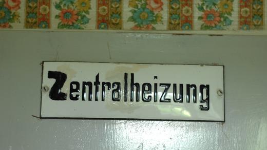 Rundgang durch Aloysianum       -  Ein Rundgang durch das vor dem Umbau stehende ehemalige Studienseminar Aloysianum an der Rodenbacher Straße in Lohr am 26. Juni 2013. Die Bilder zeigen das bereits leergeräumte denkmalgeschützte Gebäude, in dem die Villinger top-Bau GmbH 50 Eigentumswohnungen schaffen will. Die kahlen Räume verströmen mit ihren Tapeten und Relikten vergangener Nutzung reichlich Nostalgie. Einen Kontrast dazu bildet die für den Tag der offenen Tür am 29./30. Juni hergerichtete Musterwohnung, die aus einem Raum und einem Bad besteht.