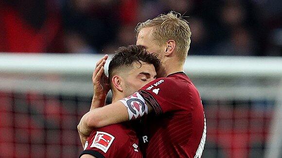 Fussball - 1. Bundesliga - 1. FC Nuernberg - FC Bayern Muenchen       -  Trost vom Kumpel: Hanno Behrens (rechts), selbst zuletzt zweimal vom Punkt gescheitert, nimmt Tim Leibold in den Arm.