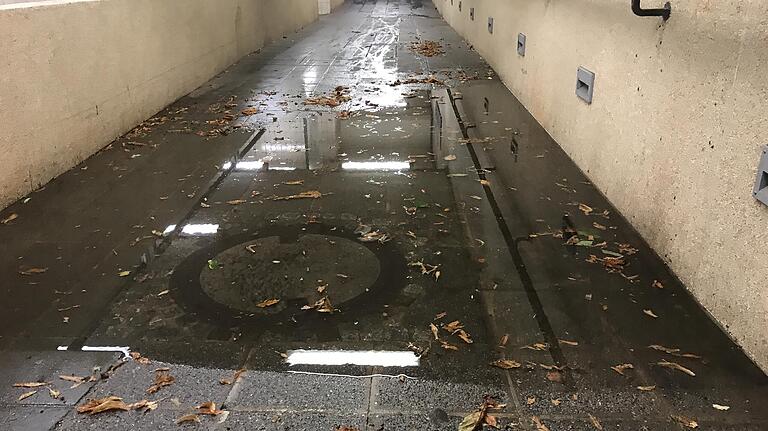 Die Unterführung am Karlstadter Bahnhof eignete sich für ein Fußbad.