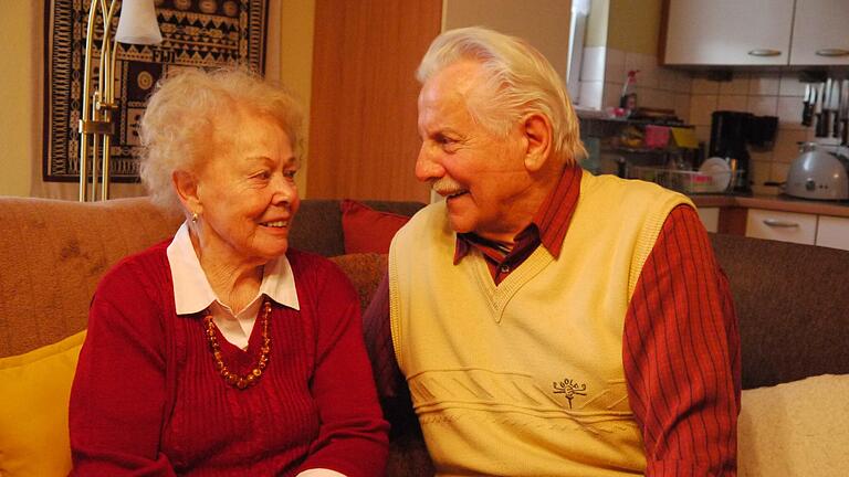 Anneliese und Joachim Jacob sind seit 65 Jahren glücklich miteinander verheiratet. Die Eheleute, die seit 2004 in Bad Kissingen leben, feiern am 1. Dezember ihre Eiserne Hochzeit. Foto: Rebecca Vogt       -  Anneliese und Joachim Jacob sind seit 65 Jahren glücklich miteinander verheiratet. Die Eheleute, die seit 2004 in Bad Kissingen leben, feiern am 1. Dezember ihre Eiserne Hochzeit. Foto: Rebecca Vogt