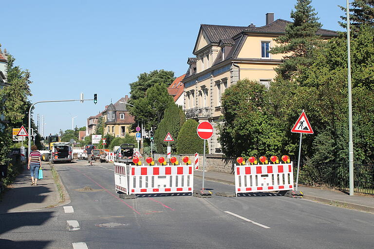 Vier bis sechs Wochen wird die Bahnhofstraße gesperrt bleiben, um die neue Wasserleitung einzubauen. Auf der Fahrbahn ist bereits mit roter Farbe eingezeichnet, wo die Leitung künftig verlaufen wird.