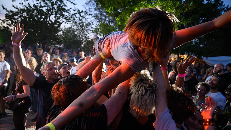 Umsonst Und Draußen in Karlstadt       -  Zahlreiche Menschen besuchen am Samstag (23.07.22.) das Umsonst und Draußen Festival in Karlstadt. Der idyllische Platz am Saupurzel über der Stadt ist von Beginn an voll, 11 Bands unterschiedlicher Genres heizen den Gästen ordentlich ein.