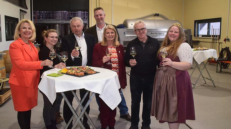 Nach vielen Informationen über Wein und Tourismus gönnte man sich einen Schluck Wein. Das Bild zeigt (von links) Tamara Bischof, Julia Dürr-Döppert, Walter Scheider, Robert Kistner, Birgit Kreß, Günther Dürr und Weinprinzessin Franka Weth.