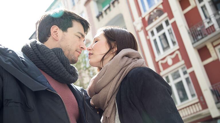 Paar küsst sich       -  Liebe im Netz: Das erhoffen sich die meisten Menschen vom Online-Dating - manche sind aber auch nur auf Abenteuer aus.