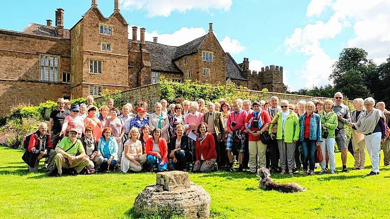 Die Reisegruppe aus den Haßbergen in der Gartenanlage der mittelalterlichen Burg Broughton Castle.