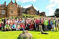 Die Reisegruppe aus den Haßbergen in der Gartenanlage der mittelalterlichen Burg Broughton Castle.