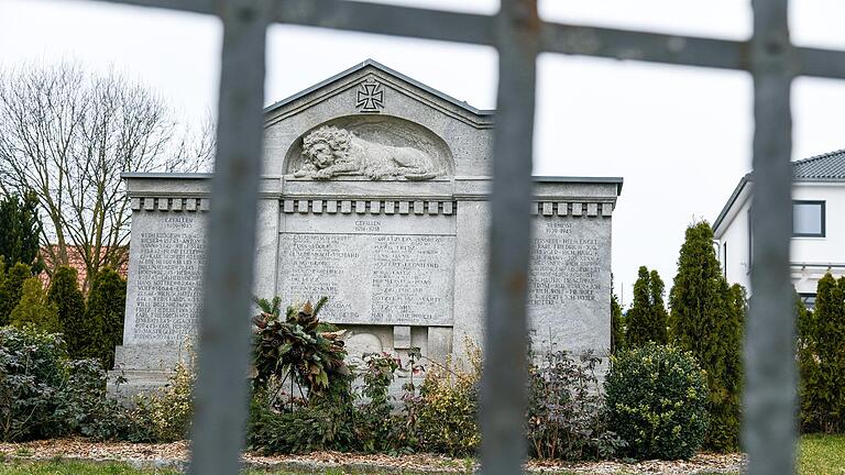 Wie in vielen Orten steht auch in Geroldshausen im Landkreis Würzburg ein Kriegerdenkmal. Das Problem: Unter den Namen der Gefallenen und Vermissten des Zweiten Weltkrieges wird auch Eduard Wirths, der leitende Standortarzt des Konzentrationslagers Auschwitz, aufgeführt.&nbsp;