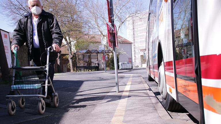 Die meisten Bushaltestellen im Landkreis Bad Kissingen sind nicht barrierefrei, wie auch Kissingens zentraler Busbahnhof, der Berliner Platz. Foto: Benedikt Borst       -  Die meisten Bushaltestellen im Landkreis Bad Kissingen sind nicht barrierefrei, wie auch Kissingens zentraler Busbahnhof, der Berliner Platz. Foto: Benedikt Borst