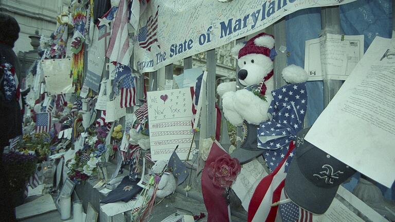 Teddybären, Fahnen, Blumen und Herzen am Unglücksort - die Menschen in New York mussten ihrer Trauer Ausdruck verleihen.