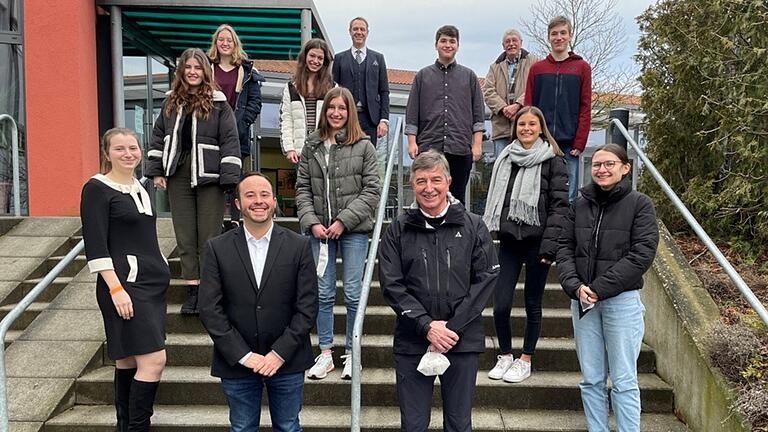 Das Foto zeigt (von links) die Preisträgerinnen und Preisträger mit Festredner, Oberstufenkoordinator, Schulleiter und dem Vorsitzenden des Schul- und Fördervereins: (1. Reihe) Daniel Vinzens, Franz Huber, (2. Reihe) Lilli Kunkel, Isabelle Solon, (3. Reihe) Selina Schneider, Hanna Bauer, Tine Schilling (4. Reihe) Anna Kestler, Milou Schmied, Achim Höfle, Marius Riedel, Wolf-Dieter Gutsch und Hannes Heldt.