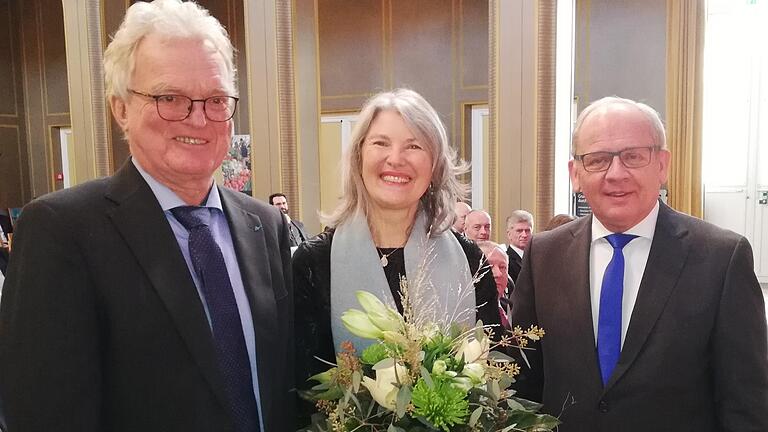 Regierungspräsident Eugen Ehmann (rechts) verabschiedete Amtsleiter Leonhard Rosentritt (hier mit Ehefrau) in den Ruhestand.       -  Regierungspräsident Eugen Ehmann (rechts) verabschiedete Amtsleiter Leonhard Rosentritt (hier mit Ehefrau) in den Ruhestand.