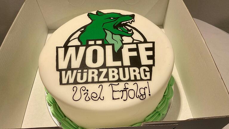 Eine Torte vom benachbarten Café Kiess gab es zur Eröffnung des Wölfe-Stores in der Kaiserstraße. Eine Torte vom benachbarten Café Kiess gab es zur Eröffnung des Wölfe-Stores in der Kaiserstraße.