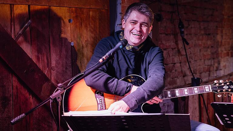 Überraschte und überzeugte an der Gitarre: Mellrichstadts Erster Bürgermeister Michael Kraus. Überraschte und überzeugte an der Gitarre: Mellrichstadts Erster Bürgermeister Michael Kraus.