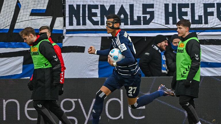 Davie Selke       -  Stürmer Davie Selke lässt den HSV spät jubeln.