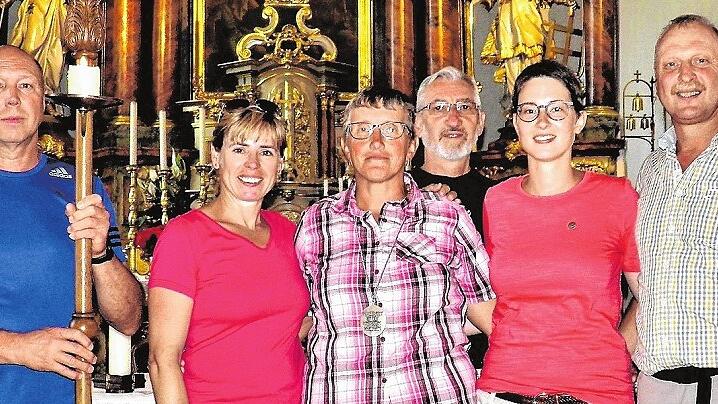 Für mehrmalige Wallfahrtsteilnahme nach Vierzehnheiligen wurden in Nordheim mehrere Pilger geehrt. Im Bild (von links): Wallfahrtsleiter Herbert Bergner, Katja Cann, Sybille Trost, Ortsgeistlicher Pater Philippus, Julia Braun und Wallfahrtsleiter Manfred Braun.