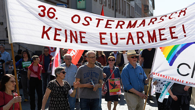Etwa 150 Teilnehmer demonstrierten am Samstag beim 36. Ostermarsch in der Würzburger Innenstadt für Frieden und Abrüstung. Etwa 150 Teilnehmer demonstrierten am Samstag beim 36. Ostermarsch in der Würzburger Innenstadt für Frieden und Abrüstung.