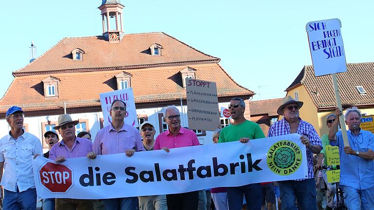 Im Juni erreichten die Proteste 'Stoppt die Salatfabrik' ihren Höhepunkt in Wiesentheid. Danach schien sich der Investor aus Holland zurückzuziehen, um nun doch wieder Interesse an einer 17-Hektar-Fläche zu bekunden. Im Juni erreichten die Proteste 'Stoppt die Salatfabrik' ihren Höhepunkt in Wiesentheid. Danach schien sich der Investor aus Holland zurückzuziehen, um nun doch wieder Interesse an einer 17-Hektar-Fläche zu bekunden.
