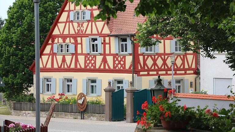 Schön geworden: Bürgerhaus und Flatterhaus im Hellmitzheim.