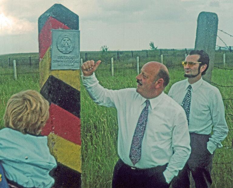 Im Jahr 1974 besuchte eine Delegation aus Mamers zusammen mit den Gastgebern aus Gerolzhofen die Sperranlagen an der innerdeutschen Grenze zur DDR. Das Bild zeigt die Mamerser Maurice Viard (Mitte), den damaligen Präsidenten des Partnerschaftskomitees, und Alphonse Rocher (rechts). Im Jahr 1974 besuchte eine Delegation aus Mamers zusammen mit den Gastgebern aus Gerolzhofen die Sperranlagen an der innerdeutschen Grenze zur DDR. Das Bild zeigt die Mamerser Maurice Viard (Mitte), den damaligen Präsidenten des Partnerschaftskomitees, und Alphonse Rocher (rechts).