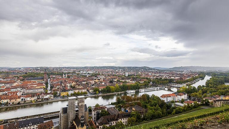 Graue Wolken statt blauer Himmel: Die Sommerferien in Unterfranken haben mit regnerischem Wetter begonnen. Und der August bleibt erst mal durchwachsen (Archivbild).