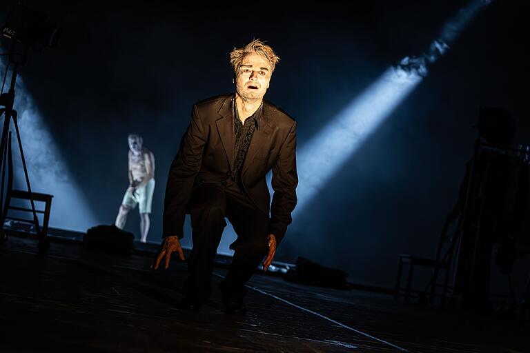 Egal ob wahnsinnige Gedanken oder kühler Kopf: Hamlet (Yannick Fischer) verliert sich zunehmend selbst. Egal ob wahnsinnige Gedanken oder kühler Kopf: Hamlet (Yannick Fischer) verliert sich zunehmend selbst.