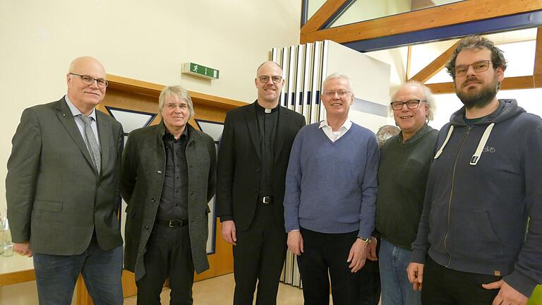 Empfang zur Einweihung des Echowerks der Oberstreuer Kirchenorgel: Reinhard Kießner (Kirchenverwaltung),&nbsp;Regionalkantor Peter Rottmann,&nbsp;Pfarrer Thomas Menzel,&nbsp;Organist Wolfgang Heuring sowie Christoph und Dominik Schindler&nbsp;(Orgelbaufirma Hoffmann &amp; Schindler).&nbsp;