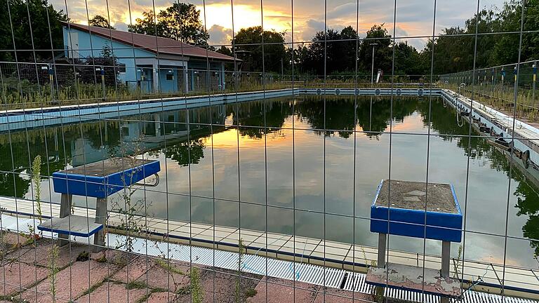 Das Volkacher Freibad wird runderneuert und verabschiedet sich mit einer Abrissparty. Das Volkacher Freibad wird runderneuert und verabschiedet sich mit einer Abrissparty.