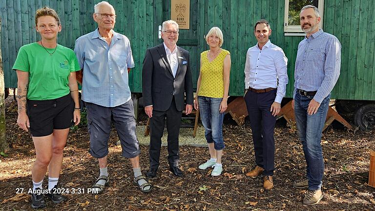 Freude über den frisch sanierten Bauwagen (von links): Juliane Wellmann, Alfred Dill, Peter Schmitt, Frauke Beck, Thomas Rauch und Julian Bruhn.