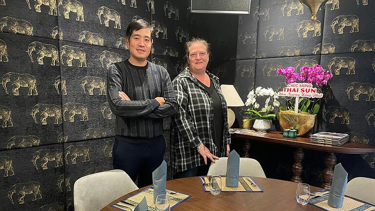 Neu in Schweinfurt: Das 'Thai Sun' im Rückert-Centrum. Im Bild: Inhaber Huu Duc Dinh und Assistentin Daniela Dellmann. Neu in Schweinfurt: Das 'Thai Sun' im Rückert-Centrum. Im Bild: Inhaber Huu Duc Dinh und Assistentin Daniela Dellmann.