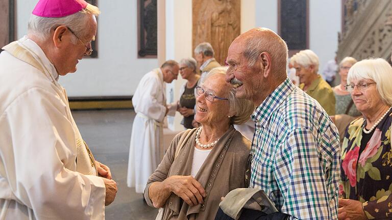 Rund 1000 Menschen kommen am Donnerstag (06.07.17) zum Gottesdienst in den Kiliansdom in Würzburg, um gemeinsam mit Bischof Friedhelm Hofmann ihr Ehejubiläum zu feiern.
