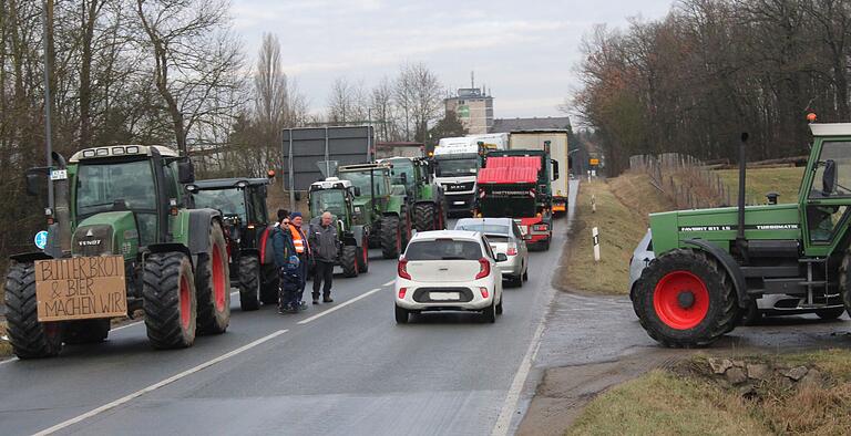 Nur sporadisch durften Autos am Vormittag in Wiesentheid passieren, während die Landwirte demonstrierten. Nur sporadisch durften Autos am Vormittag in Wiesentheid passieren, während die Landwirte demonstrierten.